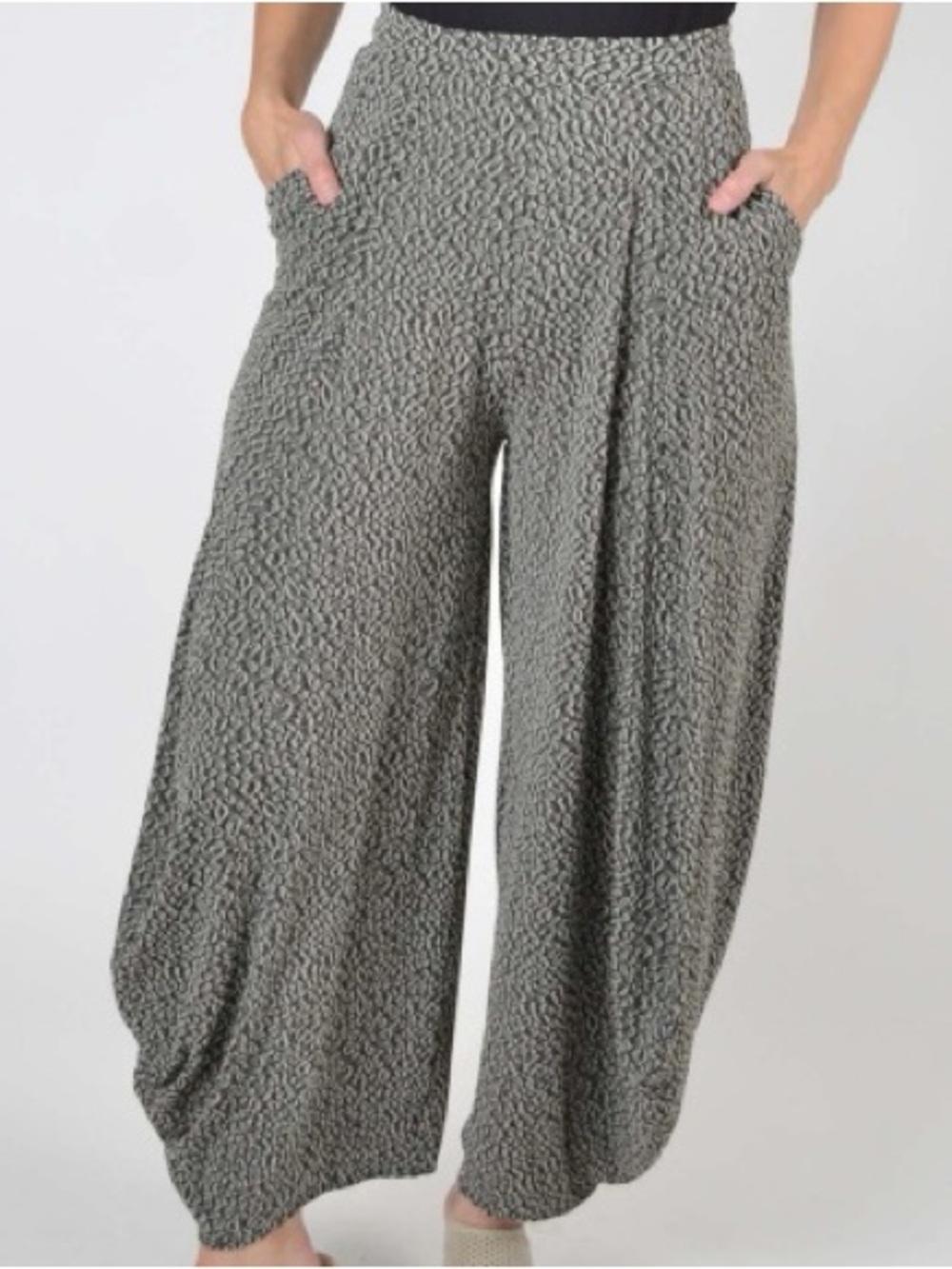 Sun Kim Stacy Lantern Wide Leg Cropped Pants Drapey Artsy Cream Black Medium